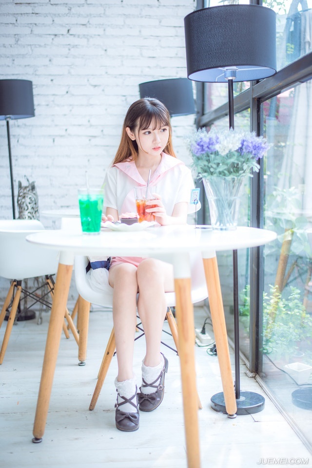 “越快越好，孔明这几日不间断来信催促。”刘备沉声道：“只是如何撤兵，还要跟两位军师商议一番。”